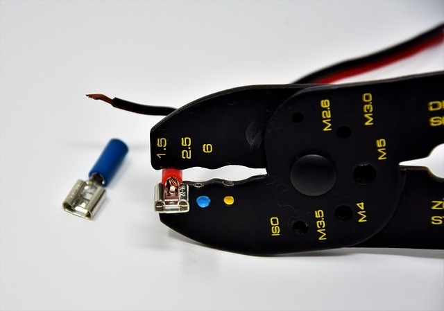 Comment vérifier le sertissage des cosses sur un câble électrique?